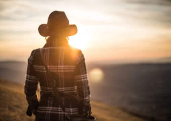 woman with hat enjoy sunset